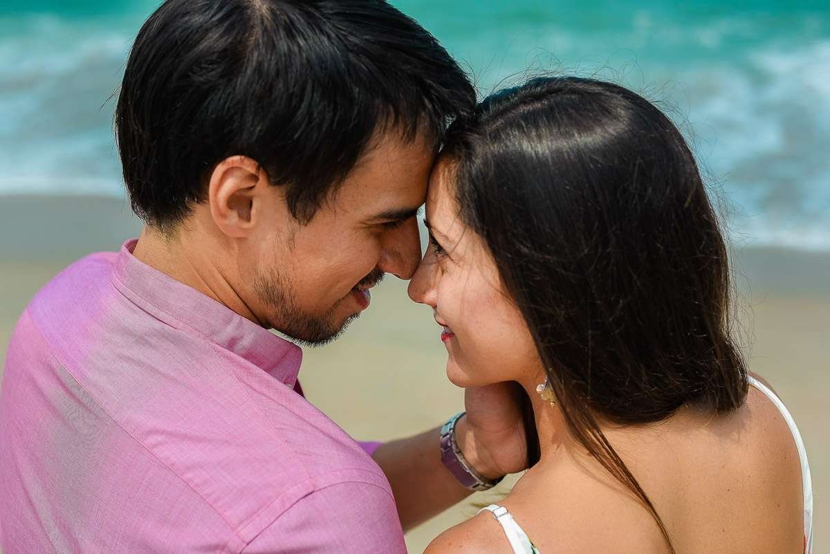 Primer plano de la pareja frente con frente, sonriendo