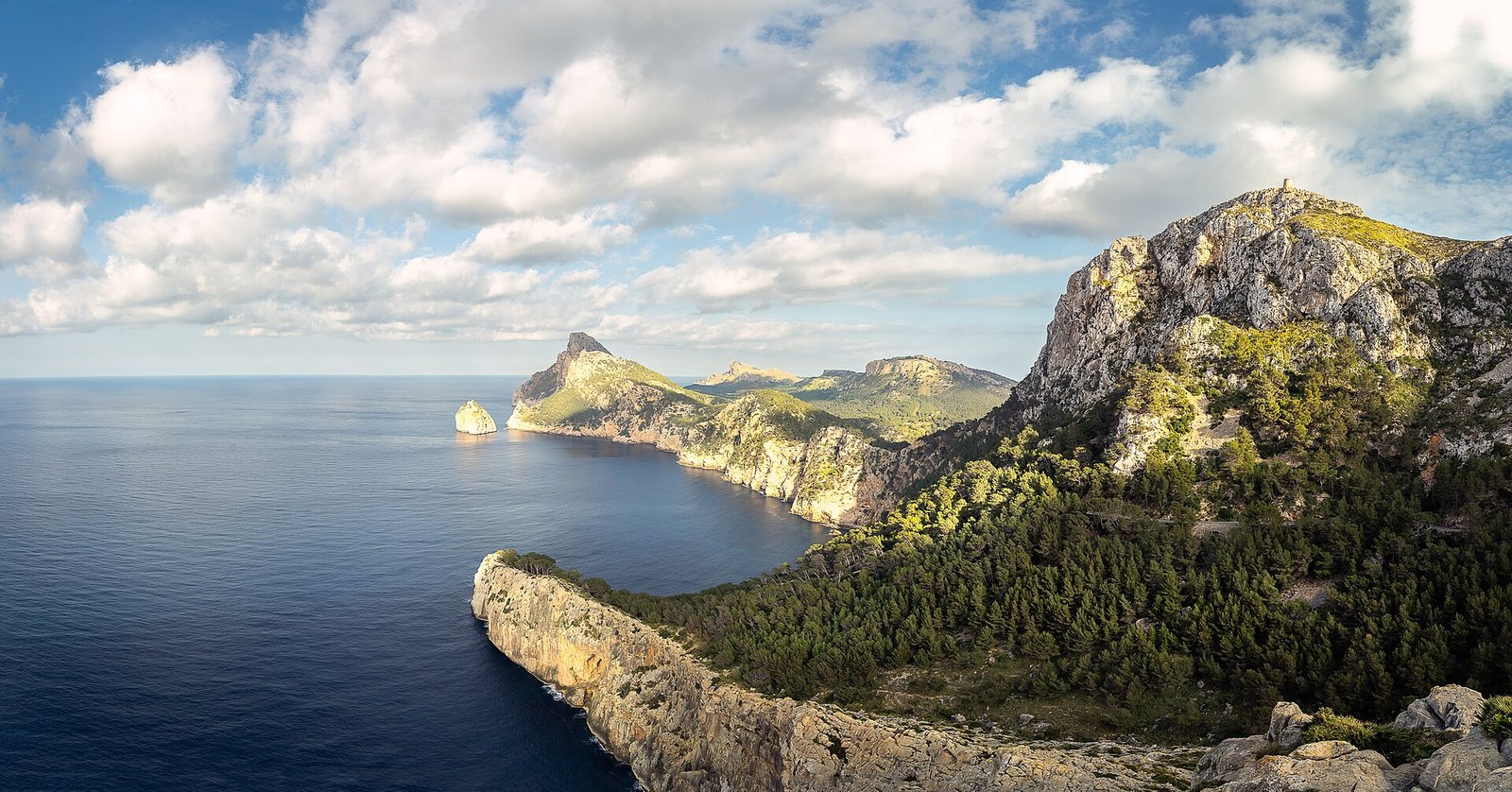 Vista del Cap de Formentor, en el norte de Mallorca, con el mar y los acantilados