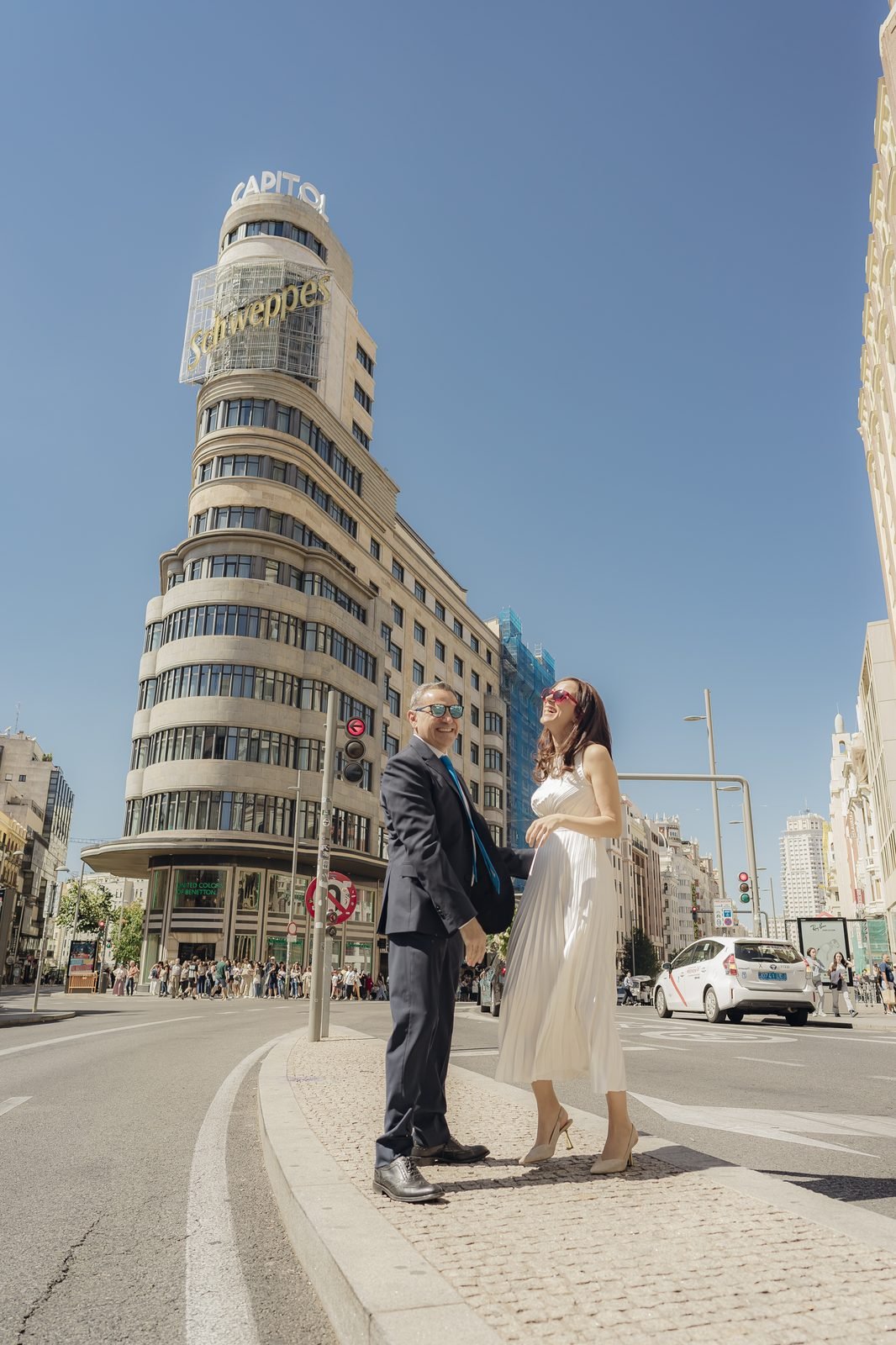 Los novios en la Gran Vía de Madrid, con el edificio Carrión al fondo