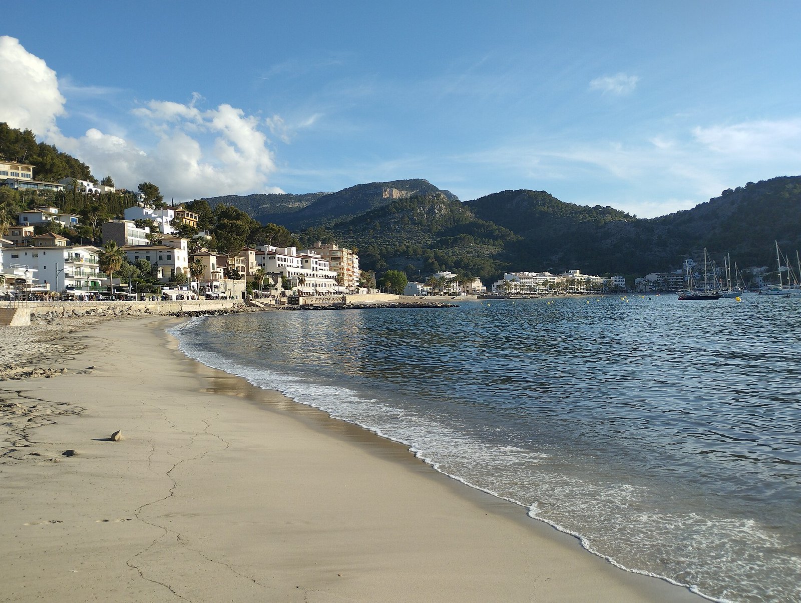 La bahía del Port de Sóller, en Mallorca, con el pueblo y la montaña al fondo